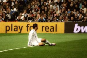 Cristiano Ronaldo a földön